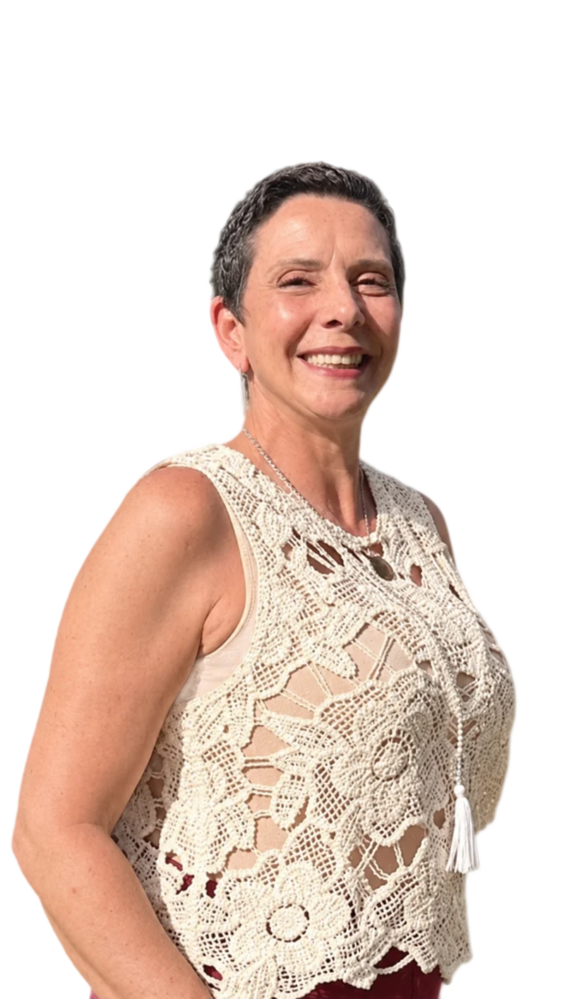 Dra. Ana Paula Abate sorrindo, de blusa creme de crochê