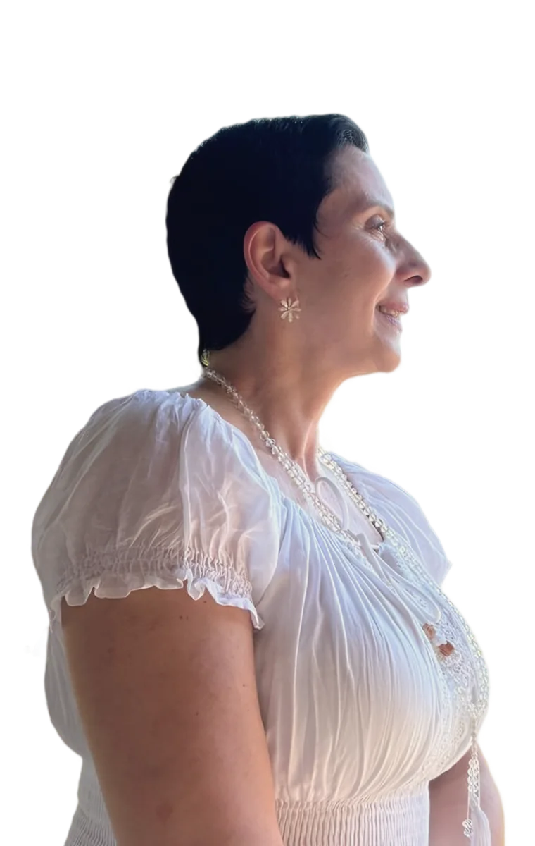 Dra. Ana Paula Abate de perfil, olhando o horizonte