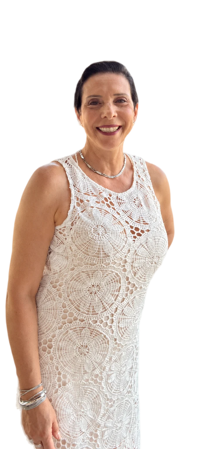 Dra. Ana Paula Abate sorrindo, de vestido de renda branco